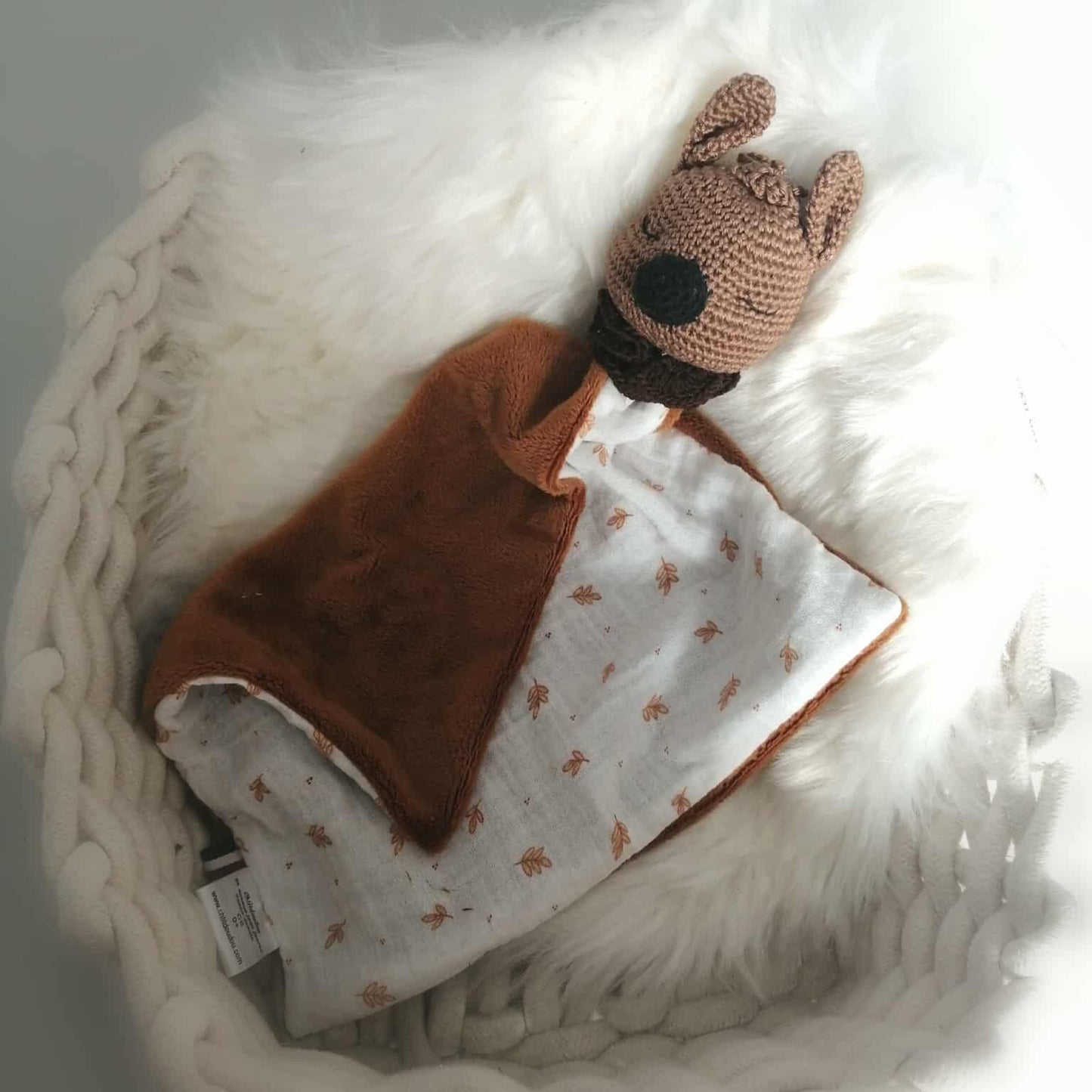 Détail du doudou kangourou crocheté à la main