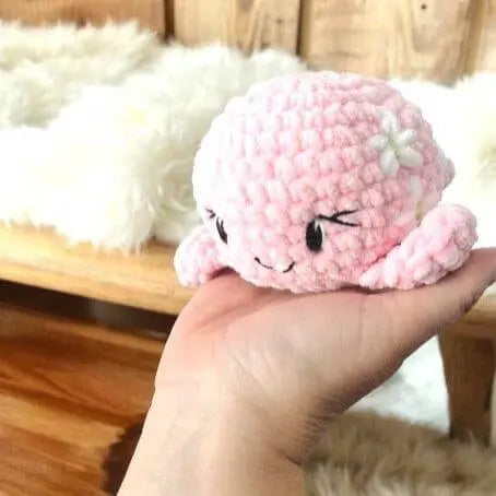 Baleine au crochet rose brodé