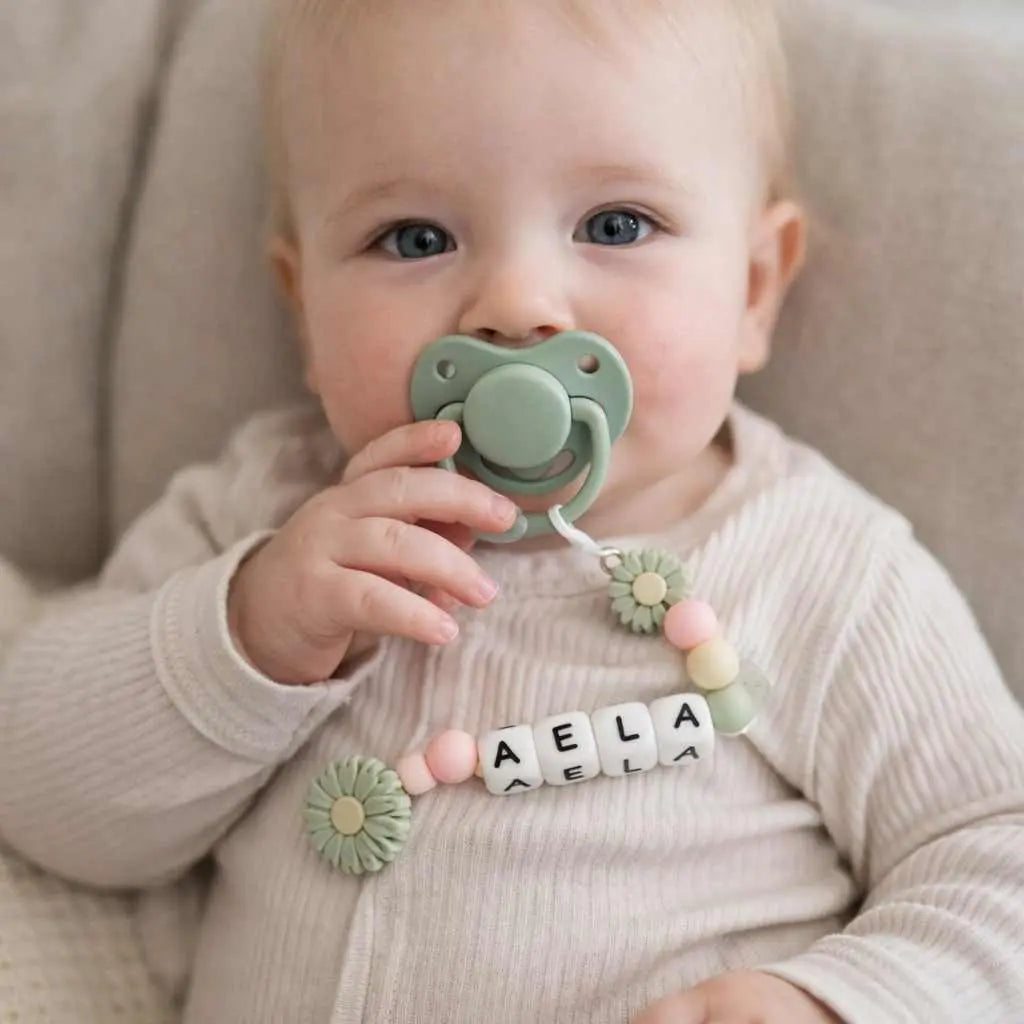 Attache tétine personnalisé fleur avec prénom bébé