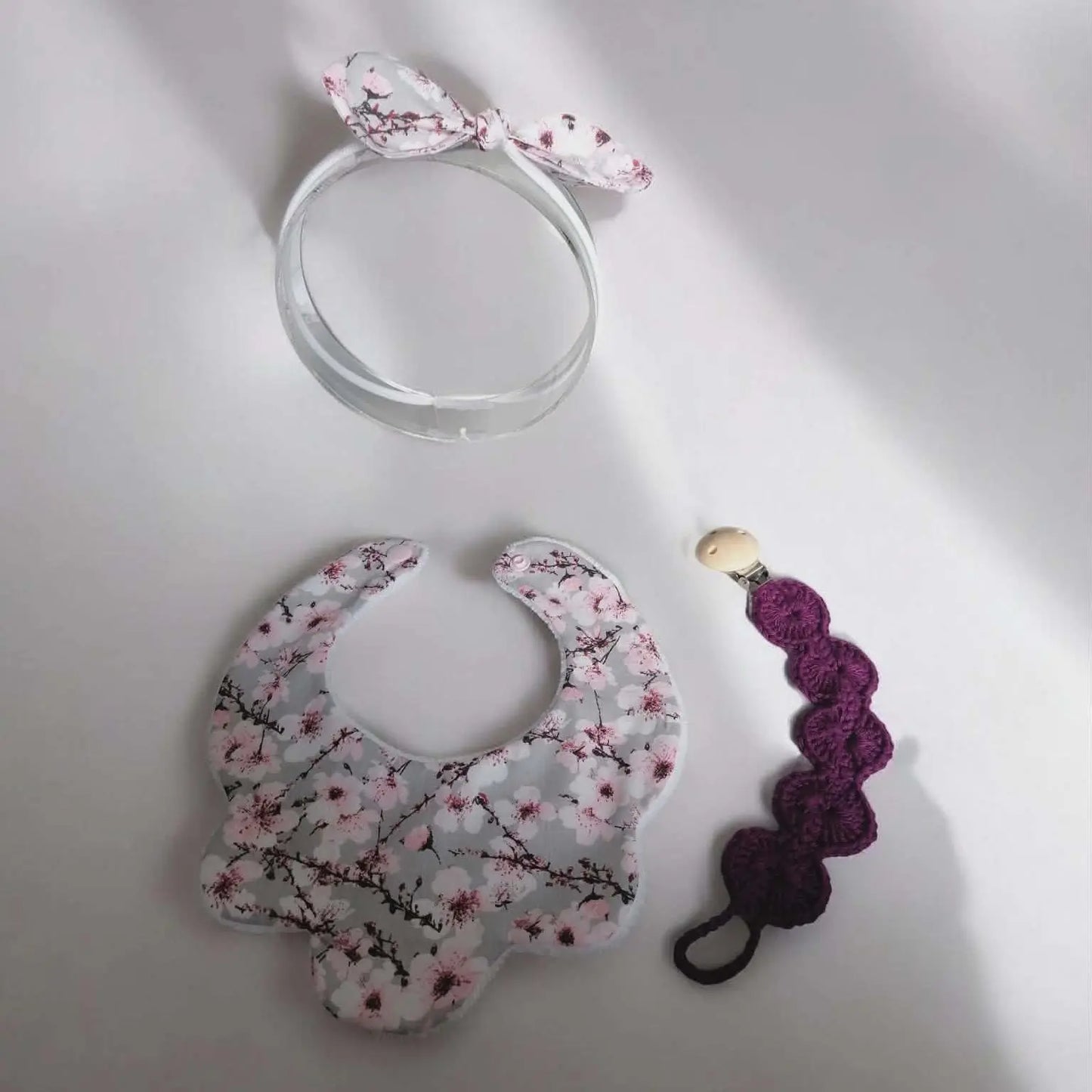 Coffret naissance bébé fleuri 0-3 mois avec bandeau nœud, bavoir bandana floral et attache tétine crochetée