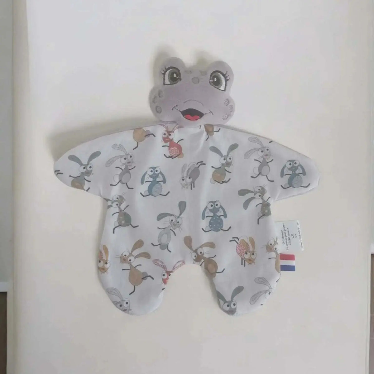 doudou grenouille grise bébé fait main avec prénom brodé