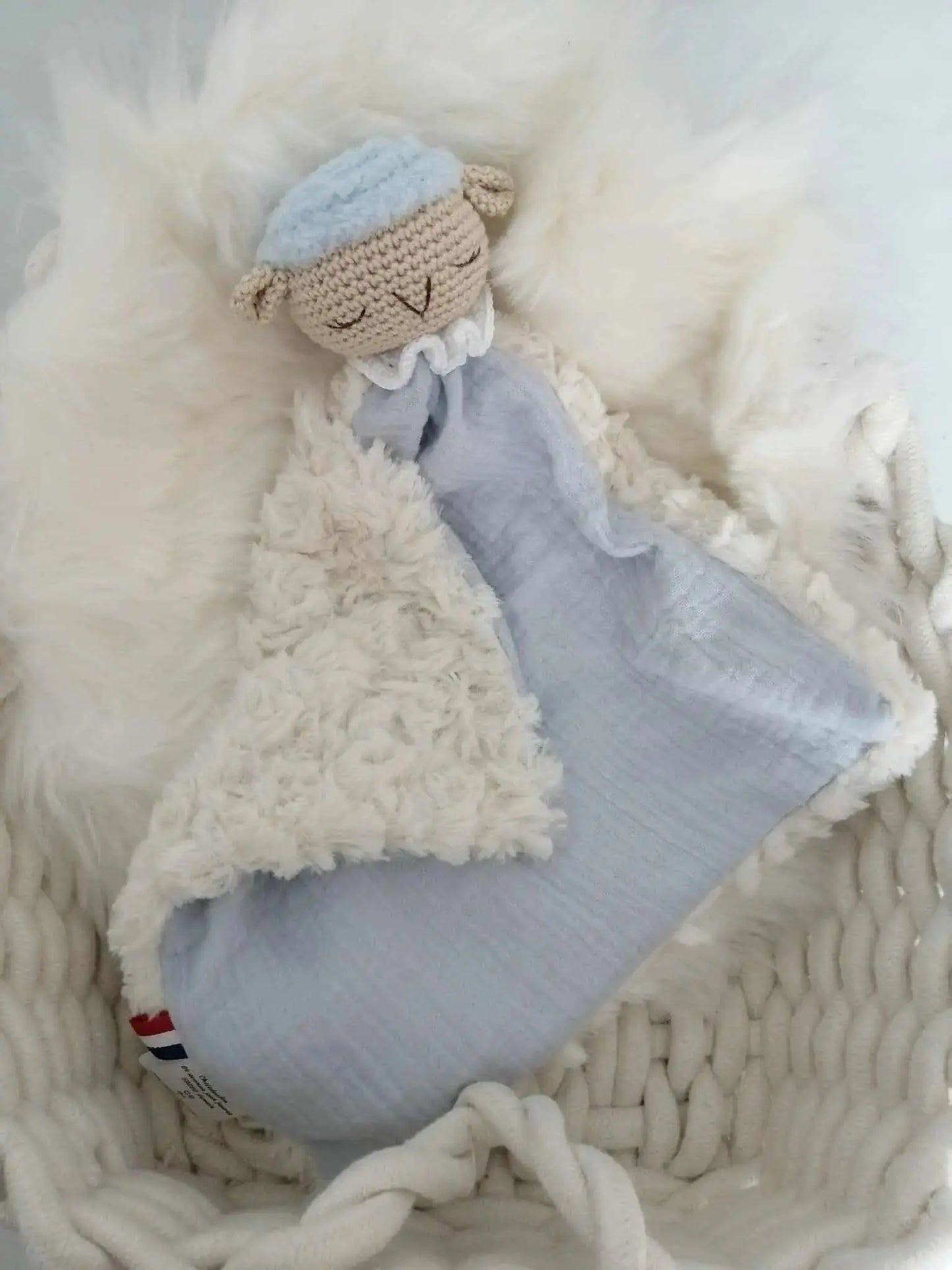 Doudou mouton au crochet fait main en coton doux