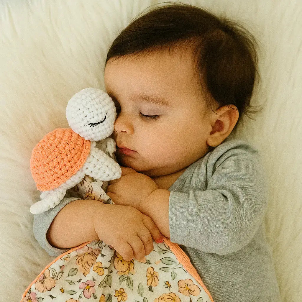 🐢 Doudou Tortue Fait Main – Crochet & Tissu fleuri – Cadeau naissance personnalisé chtitdoudou