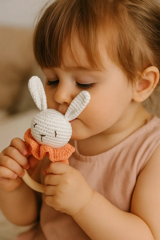 Hochet bebe Lapin en Coton et Bois : Le Compagnon Idéal de Bébé chtitdoudou