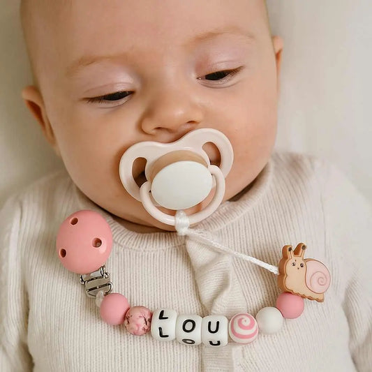 bébé et son attache tétine personnalisé