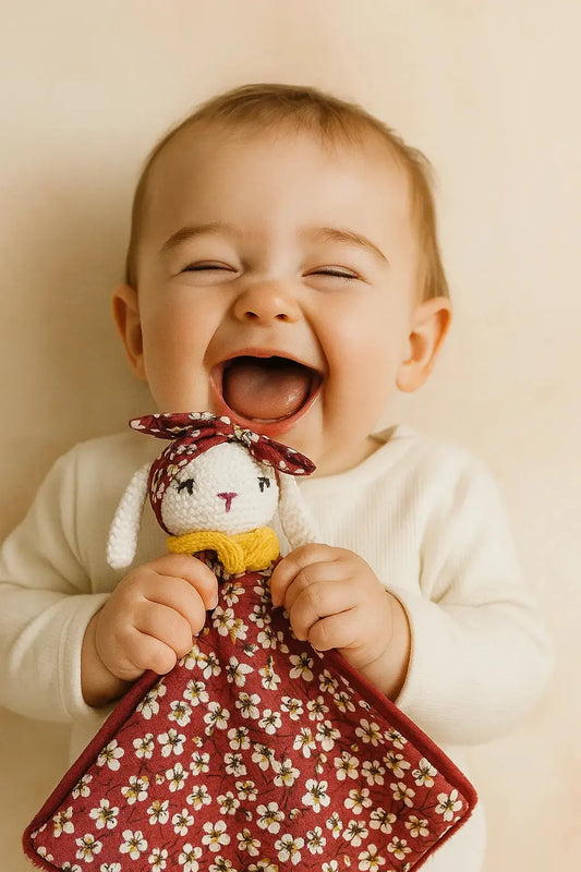 Doudou bébé fait main, doux et personnalisé, idéal pour les nourrissons, création artisanale par Chtitdoudou en France.