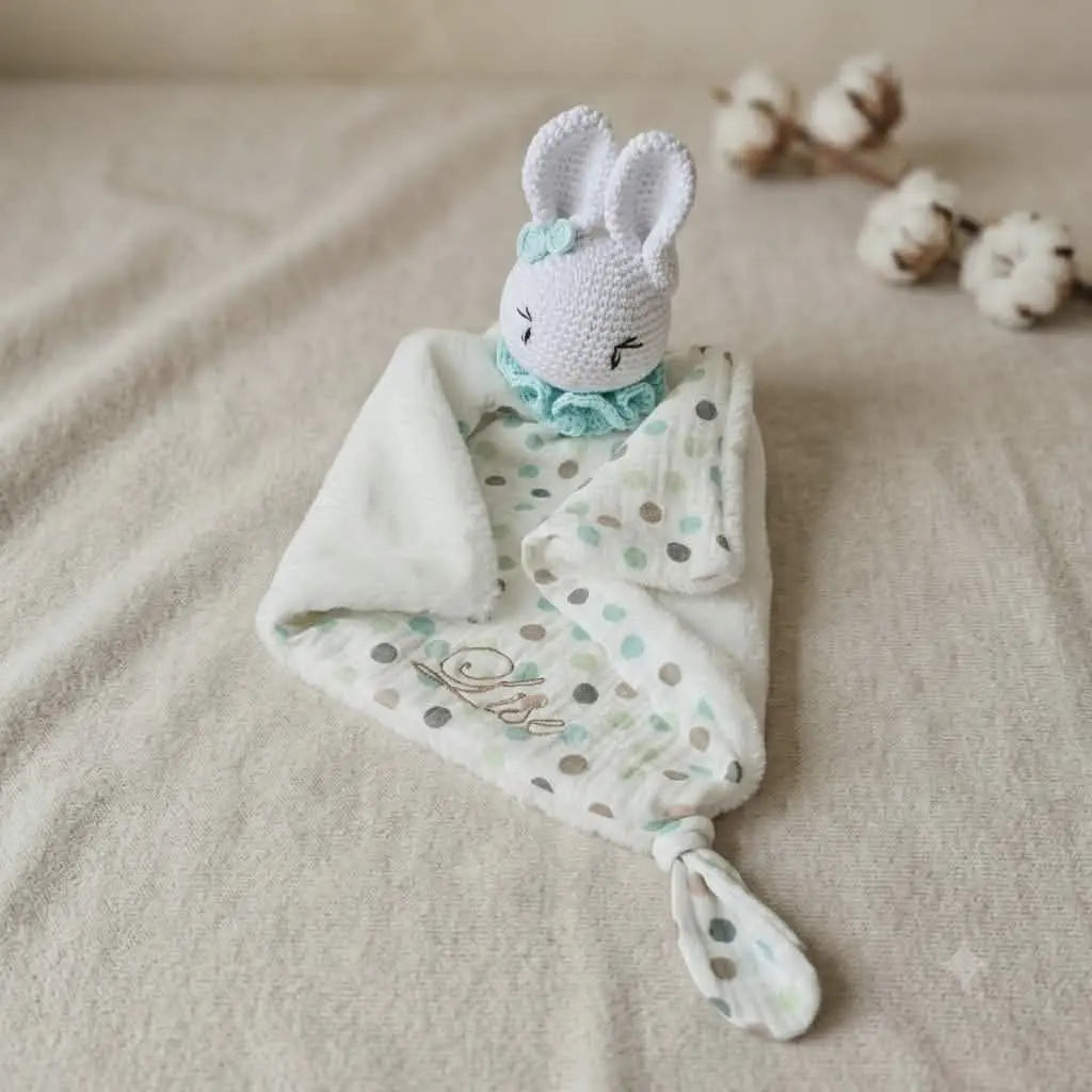 Doudou lapin au crochet personnalisé — prénom brodé, fait main sur commande