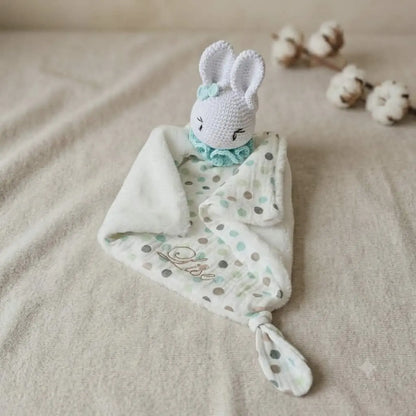 Doudou lapin au crochet personnalisé — prénom brodé, fait main sur commande