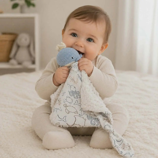 Doudou bébé personnalisé baleine au crochet en double gaze coton – fait main