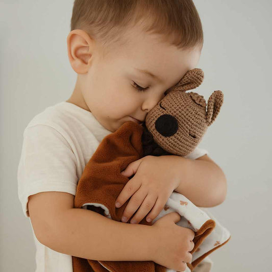 Bébé câline son doudou kangourou au crochet