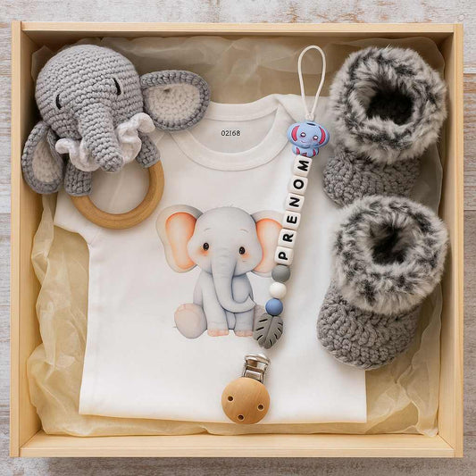 Coffret naissance éléphant personnalisé avec body, hochet crochet, chaussons tricotés et attache-tétine prénom