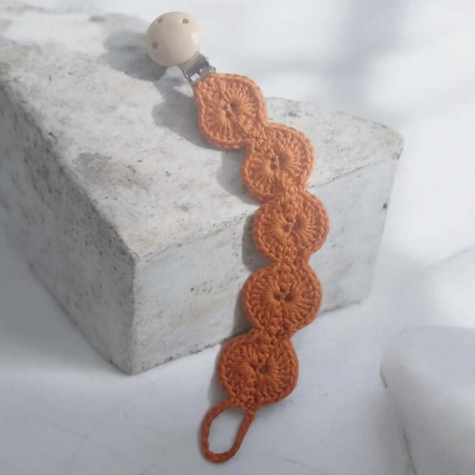 Attache tétine au crochet orange faite main pour bébé avec clip en bois naturel