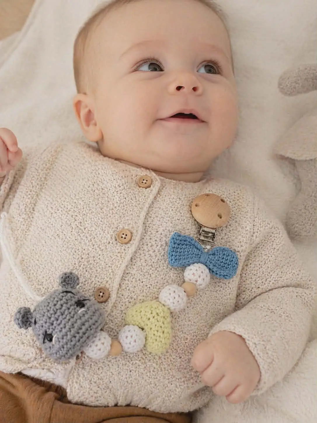 bébé avec son attache tétine hippopotame