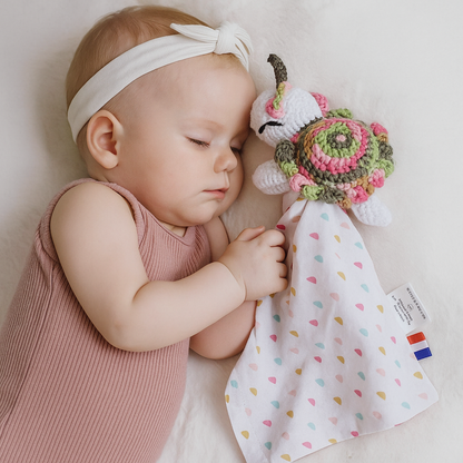 bébé endormie avec son doudou personnalisé au crochet fait main 