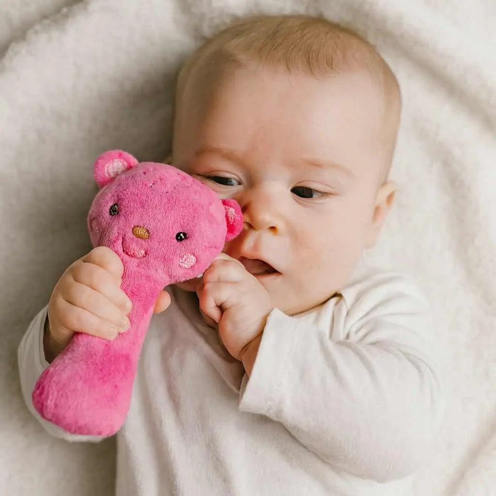 hochet ourson rose en tissu minky – jouet d’éveil bébé