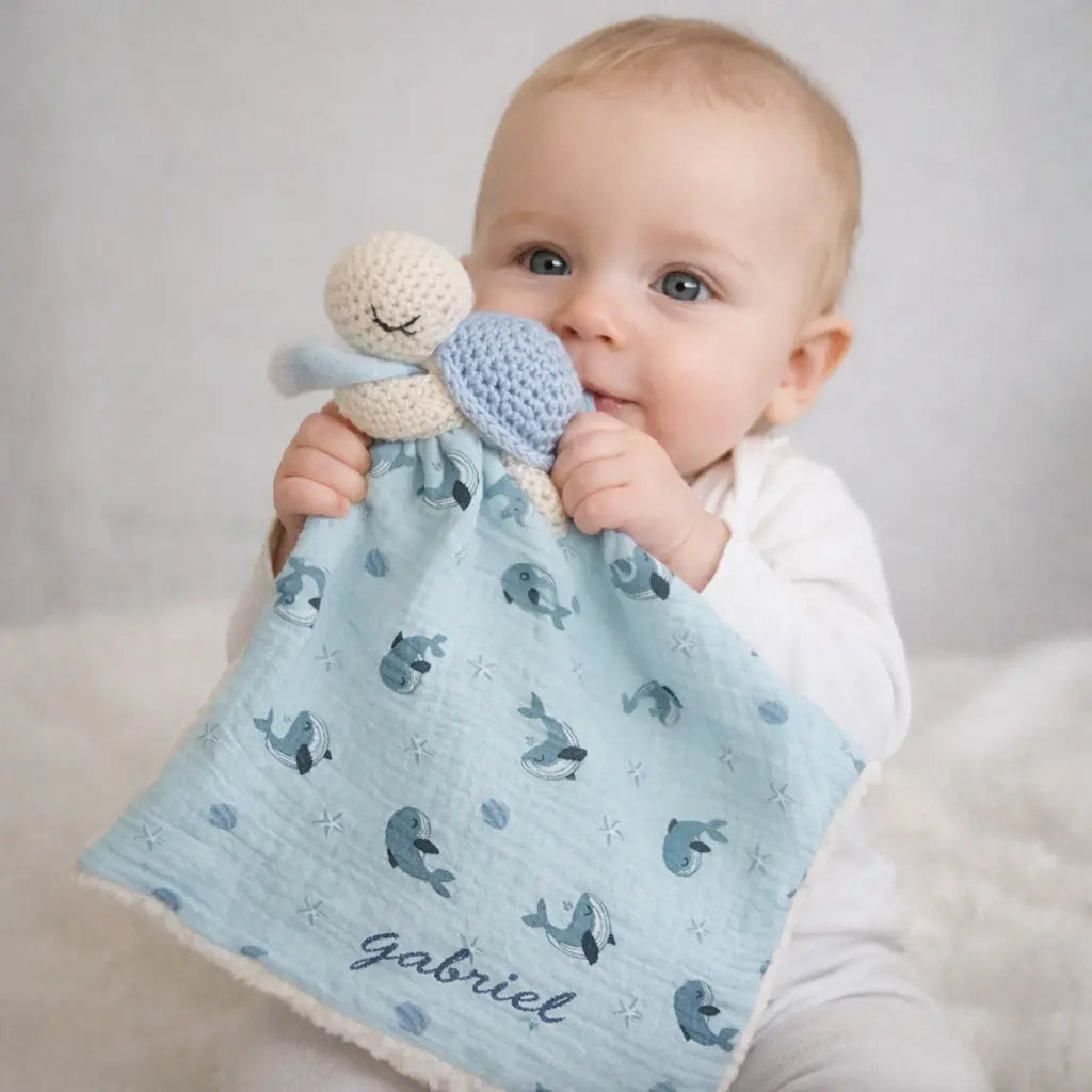 bébé tenant un doudou tortue personnalisé doux