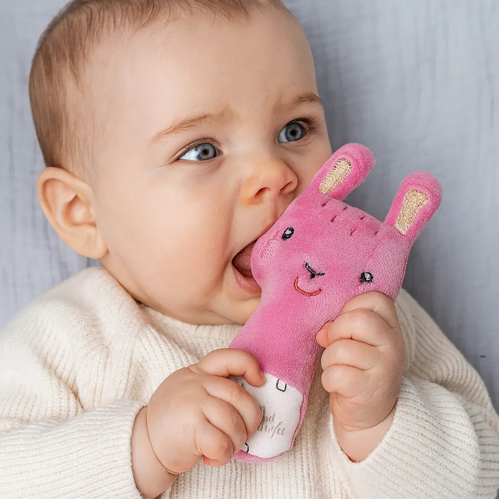 bébé tenant un hochet lapin fait main en coton Oeko-Tex, jouet d’éveil personnalisé conforme norme CE