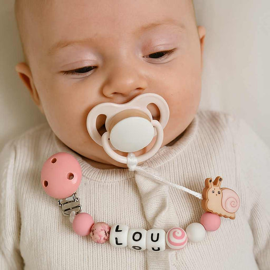 Attache tétine personnalisé escargot avec prénom bébé
