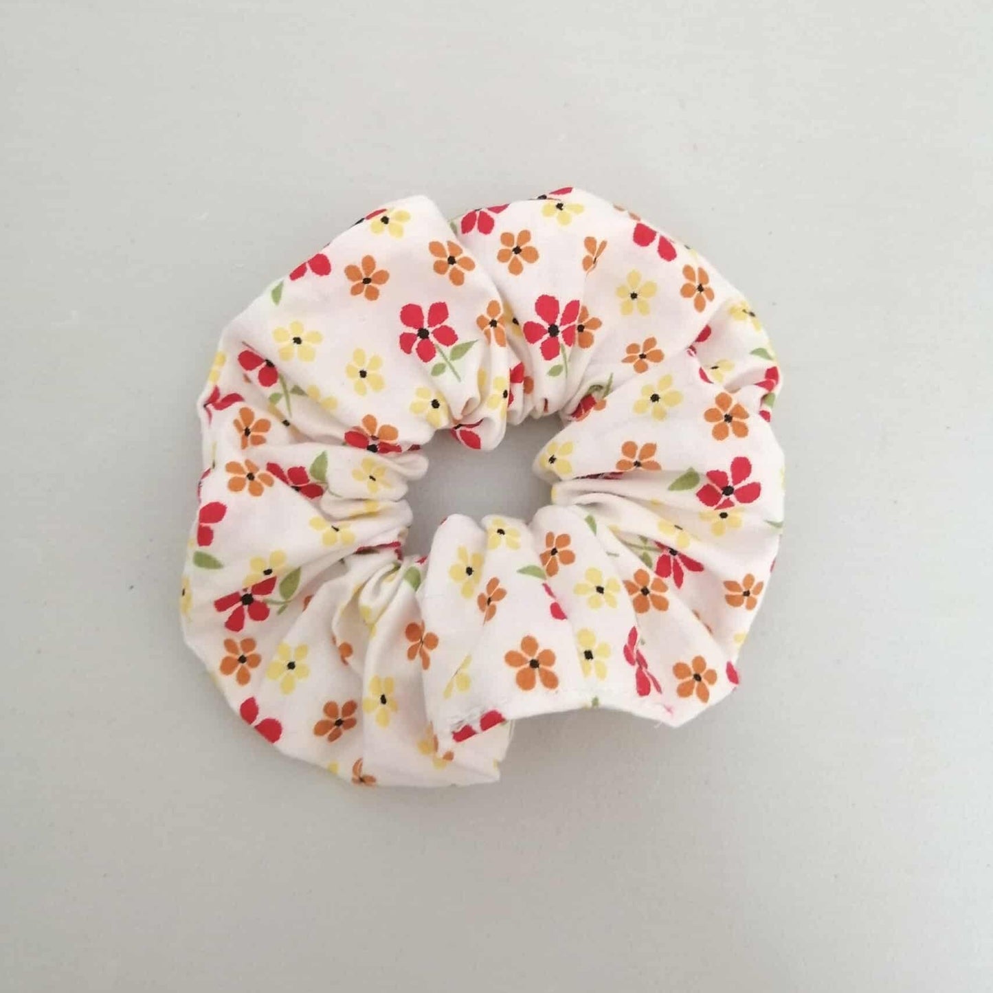 Chouchou cheveux  fait main avec motif fleurie. Accessoire artisanal doux et élégant, idéal pour toutes coiffures. Fabrication française.