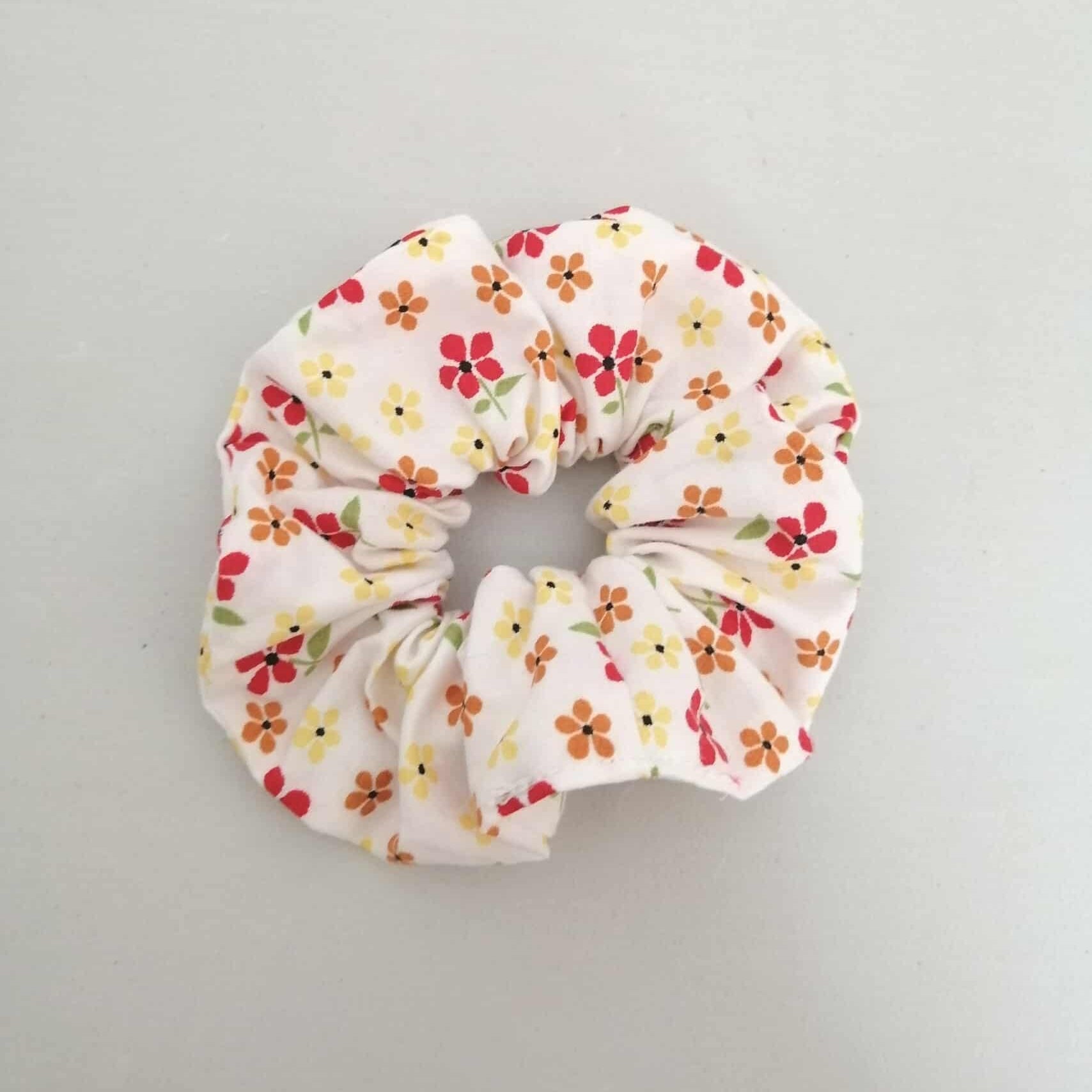 Chouchou cheveux  fait main avec motif fleurie. Accessoire artisanal doux et élégant, idéal pour toutes coiffures. Fabrication française.