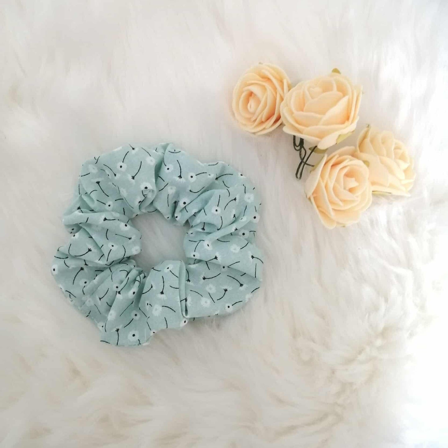 Chouchou vert d'eau fait main en tissu coton avec motif pissenlits