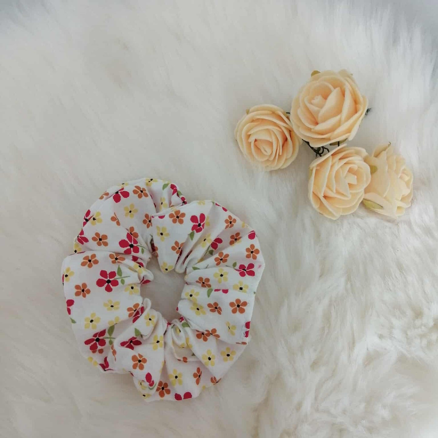 Chouchou cheveux fleurie fait main . Accessoire artisanal doux et élégant, idéal pour toutes coiffures. Fabrication française.