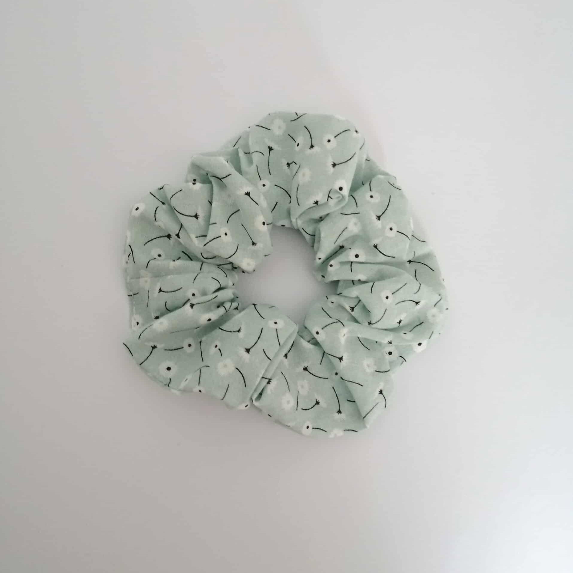 Chouchou vert d'eau fait main en tissu coton avec motif pissenlits