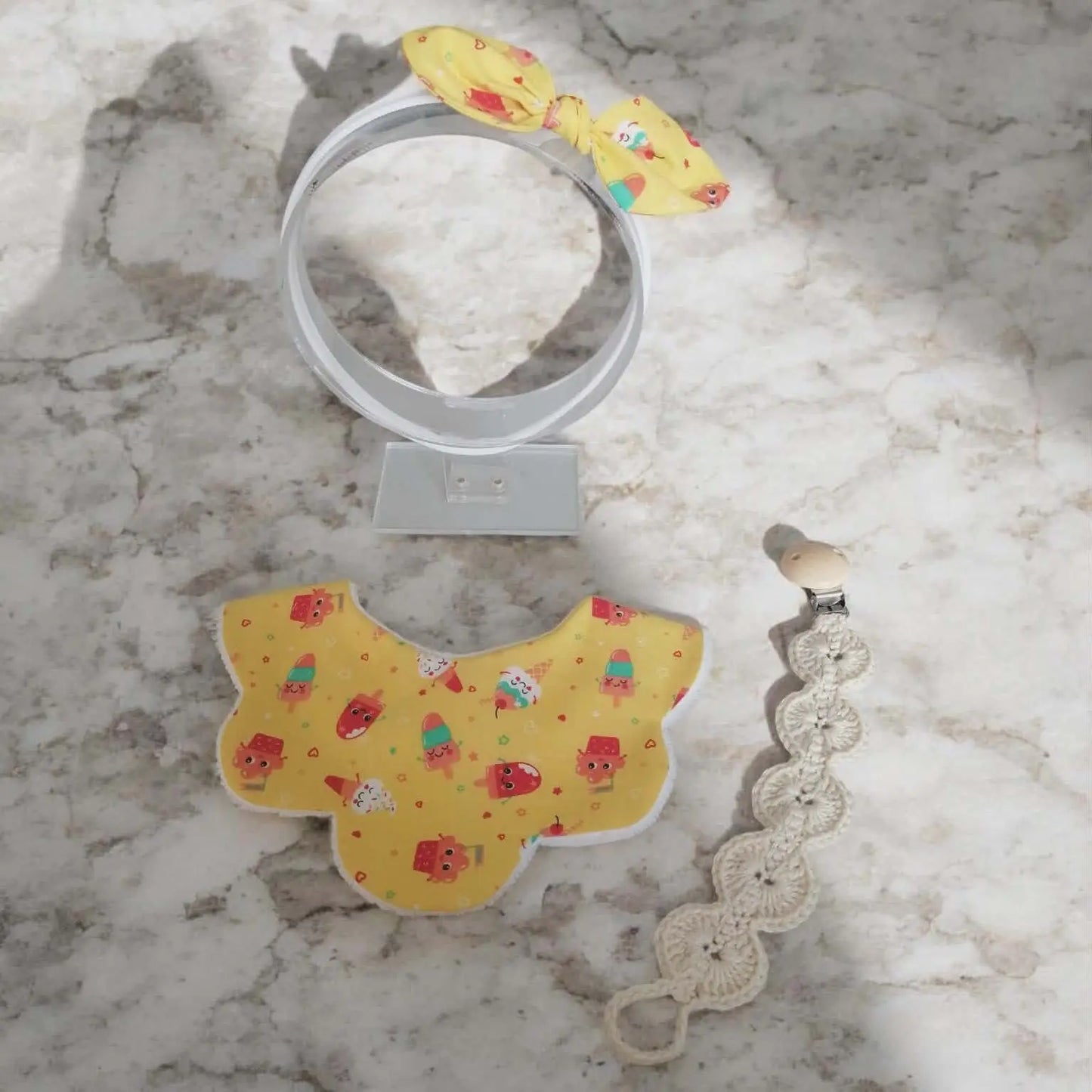 Coffret naissance bébé fleuri 0-3 mois avec bandeau nœud, bavoir bandana confiserie et attache tétine crochetée