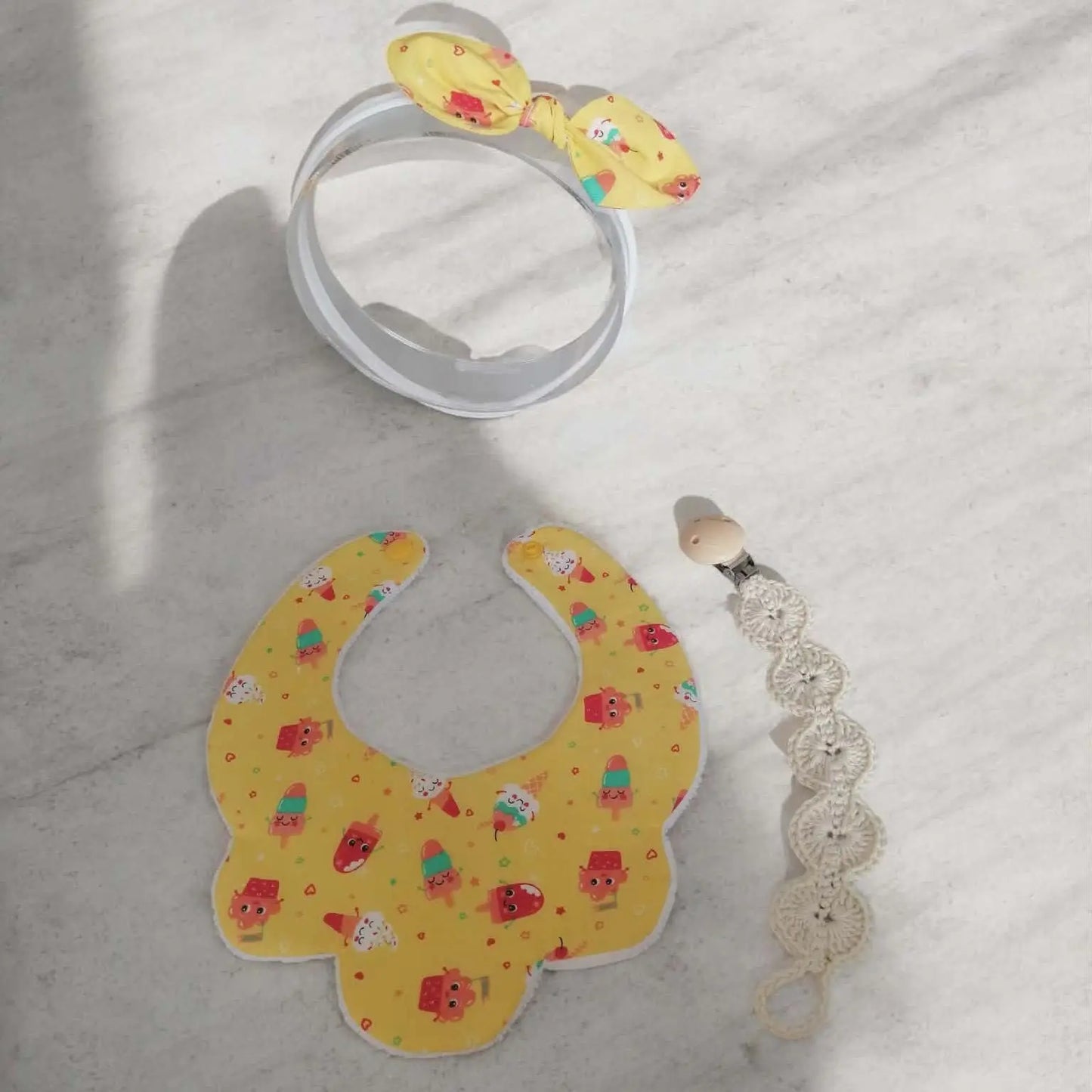 Coffret naissance bébé confiserie 0-3 mois avec bandeau nœud, bavoir bandana et attache tétine crochetée