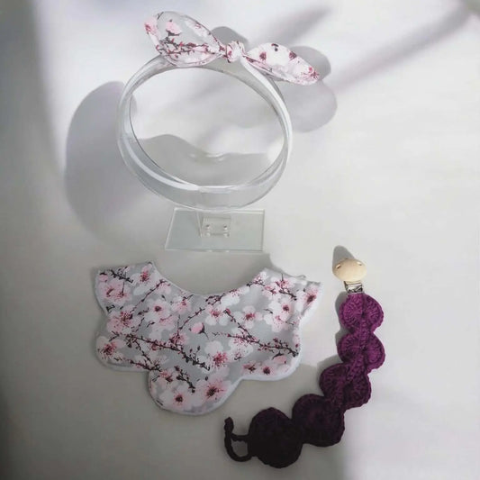 Coffret naissance bébé fleuri 0-3 mois avec bandeau nœud, bavoir bandana floral et attache tétine crochetée