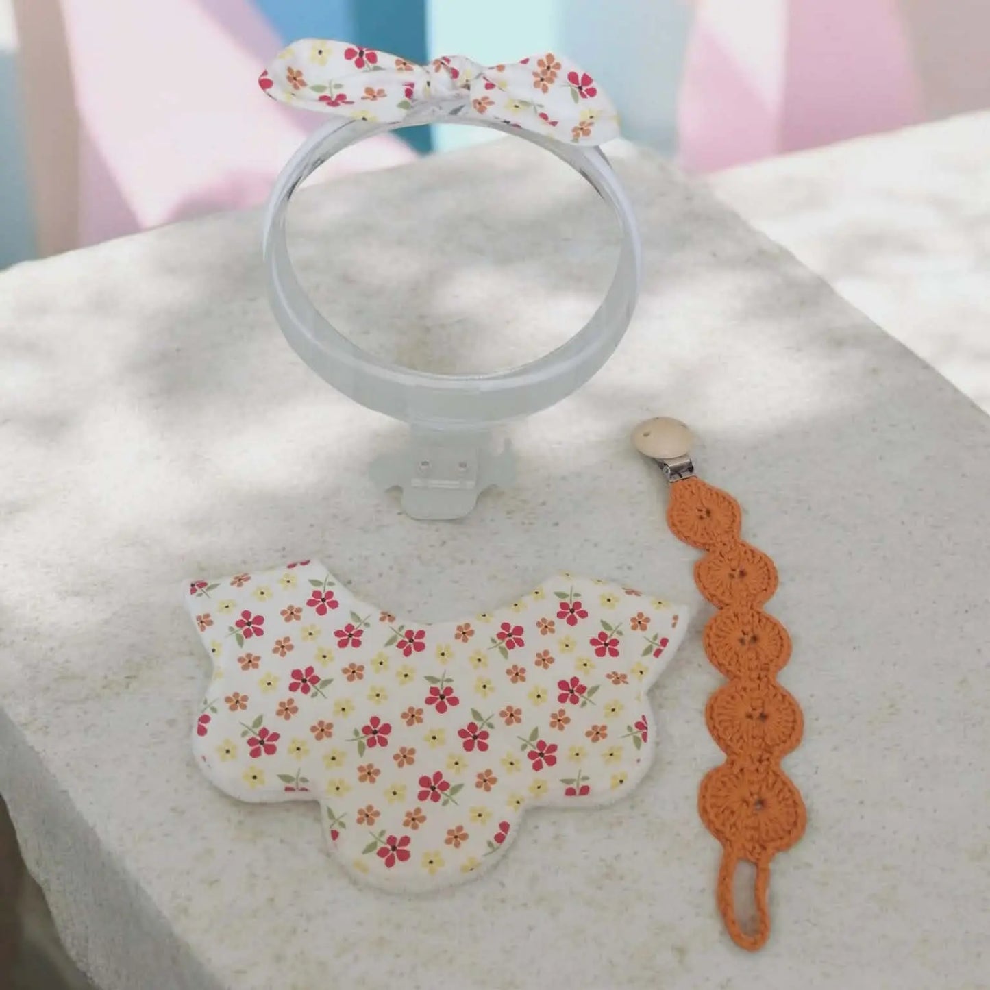 Coffret naissance bébé fleuri 0-3 mois avec bandeau nœud, bavoir bandana floral et attache tétine crochetée