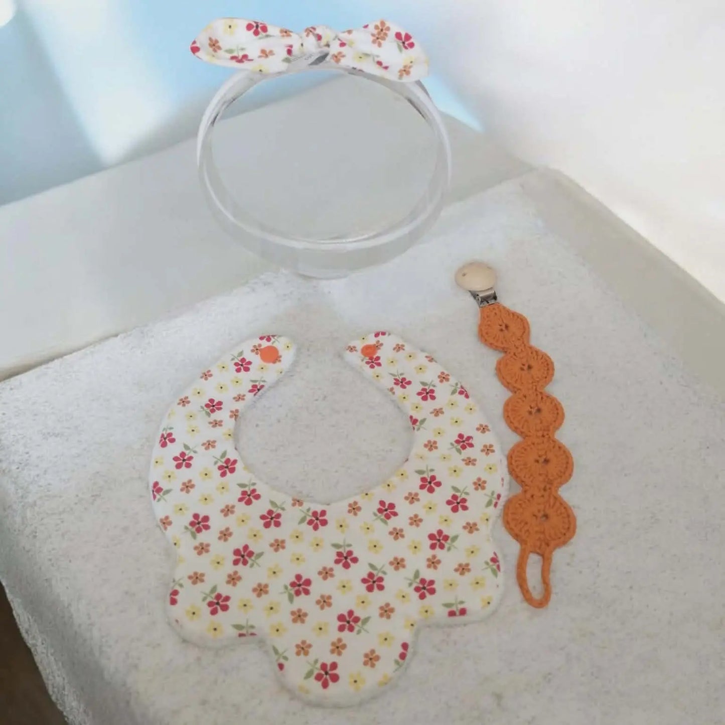 Coffret naissance bébé fleuri 0-3 mois avec bandeau nœud, bavoir bandana floral et attache tétine crochetée