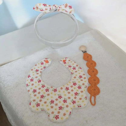 Coffret naissance bébé fleuri 0-3 mois avec bandeau nœud, bavoir bandana floral et attache tétine crochetée