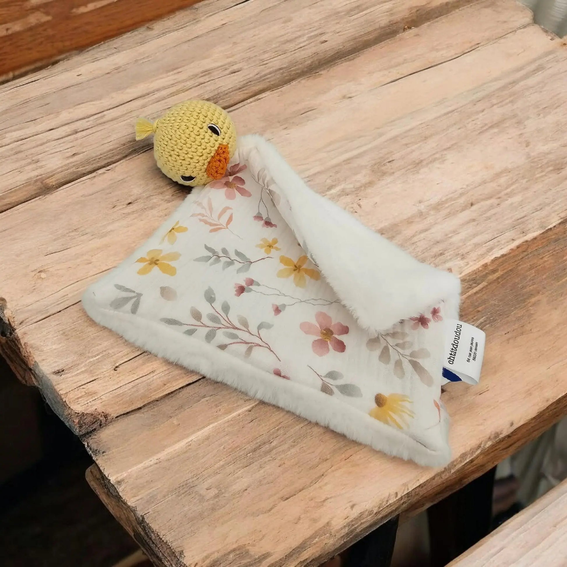 Petit doudou bébé poussin au crochet avec tissu fleuri ultra doux