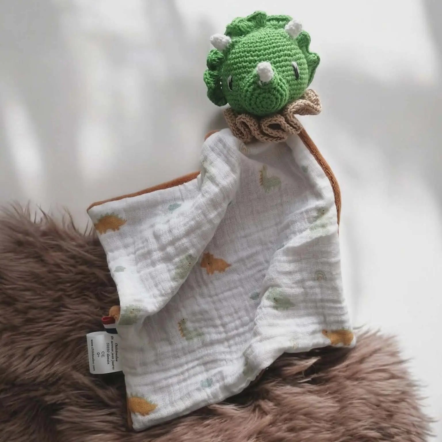 Doudou dinosaure personnalisé au crochet pour bébé avec lange en coton doux fait main