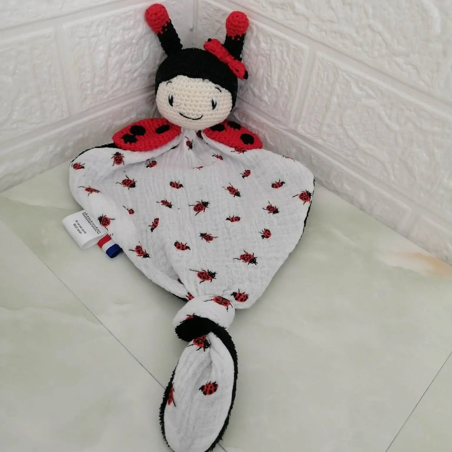 doudou bébé au crochet en forme de coccinelle