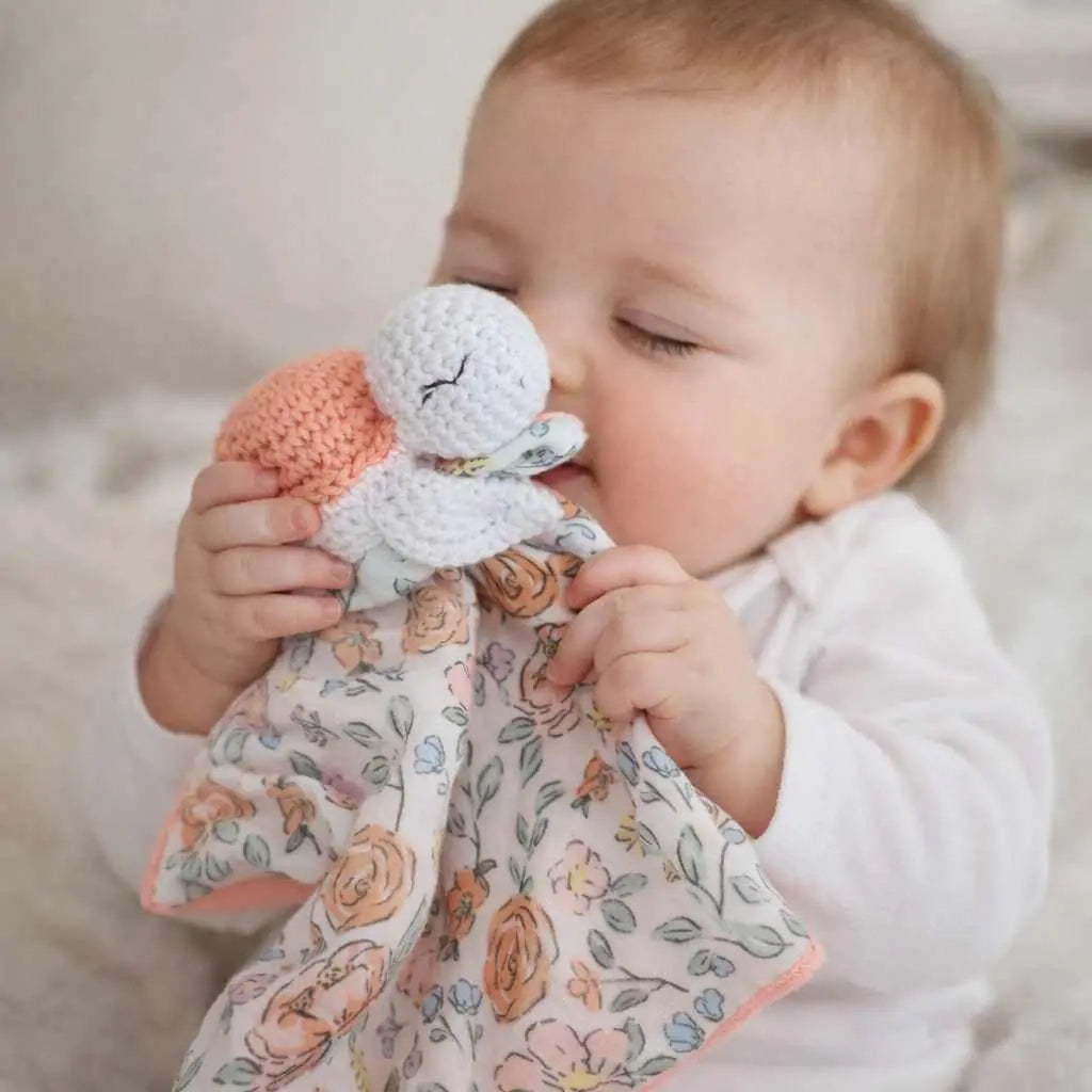 Doudou Tortue Fait Main – Crochet & Tissu fleuri – Cadeau naissance personnalisé chtitdoudou