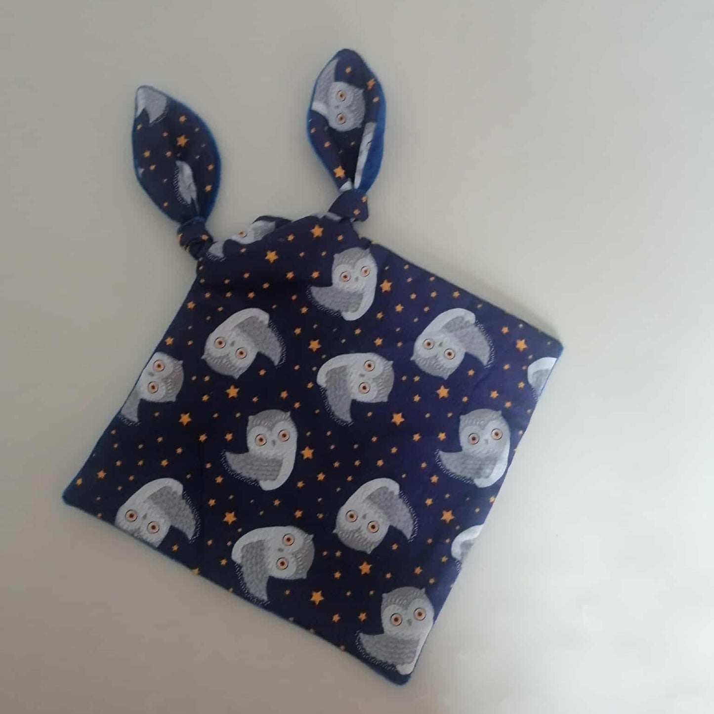 Doudou lapin noué blanc à motifs chouette, doudou doux et rassurant pour bébé