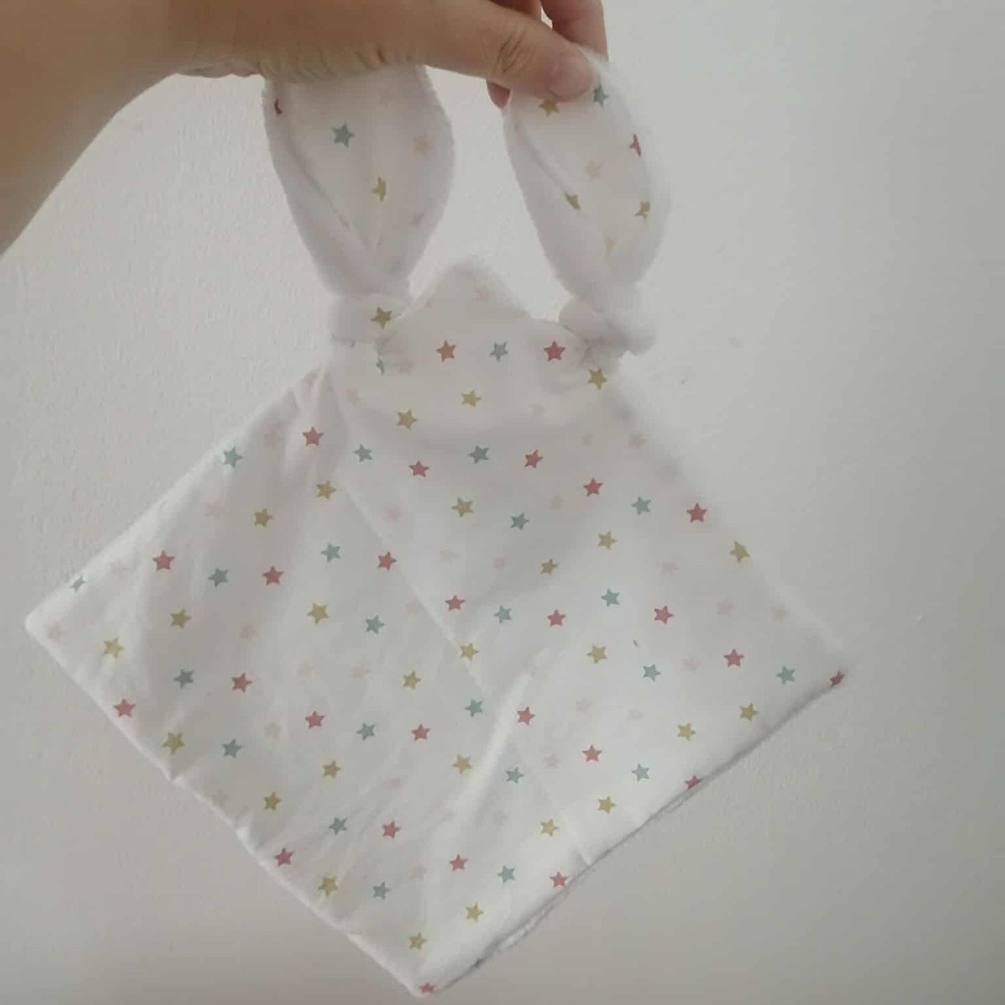 Doudou lapin noué blanc à motifs étoiles, doudou doux et rassurant pour bébé