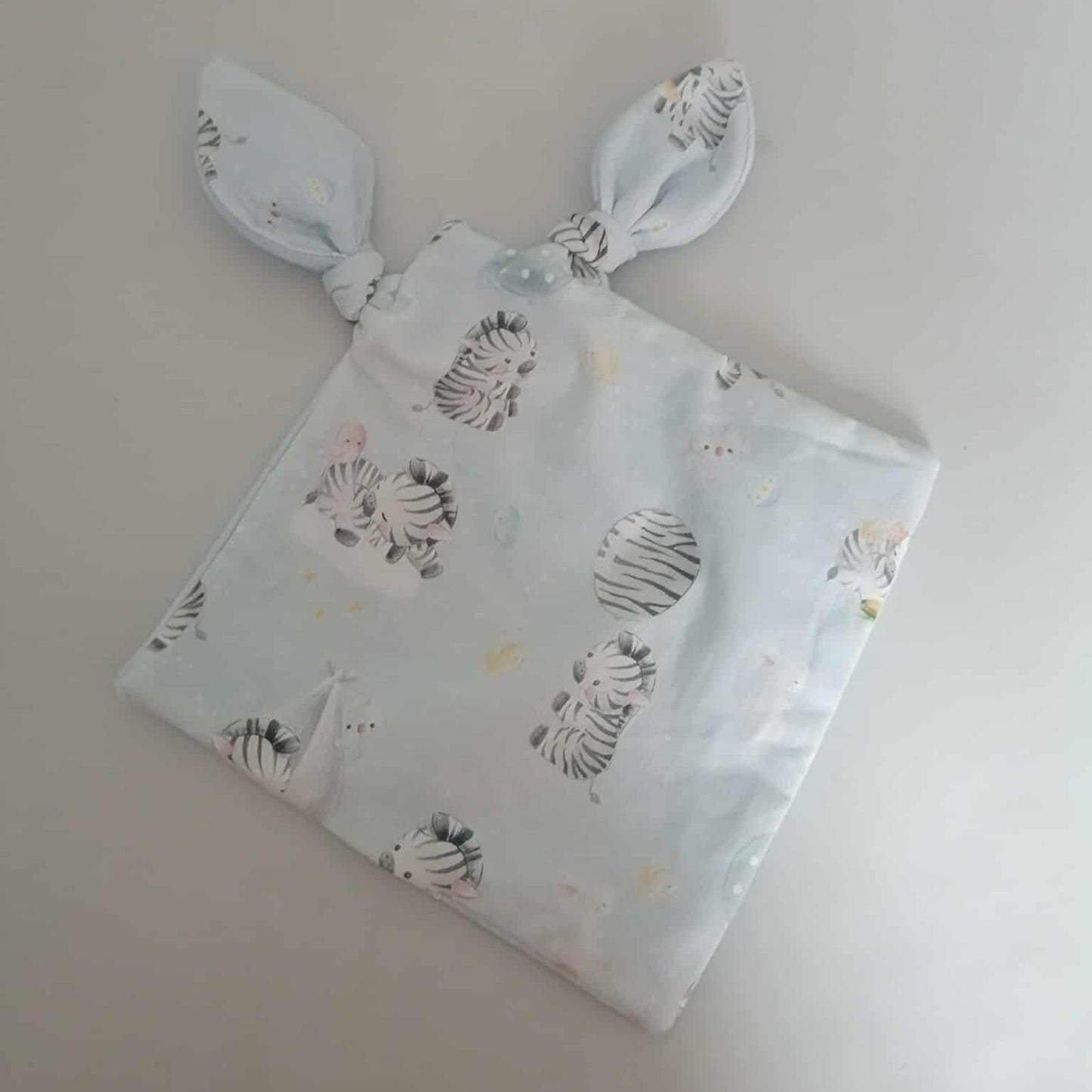 Doudou lapin noué blanc à motifs zebre, doudou doux et rassurant pour bébé