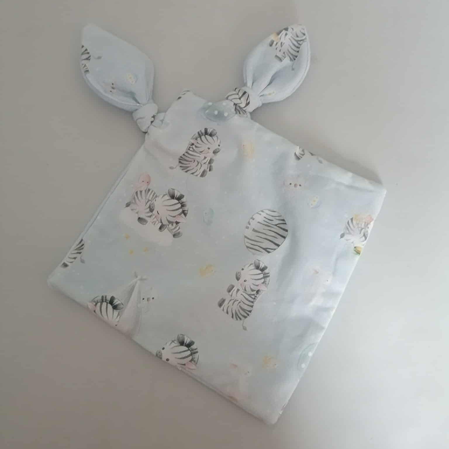 Doudou lapin noué blanc à motifs zebre, doudou doux et rassurant pour bébé