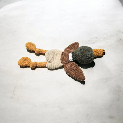un doudou peluche canard au crochet en fil chenille
