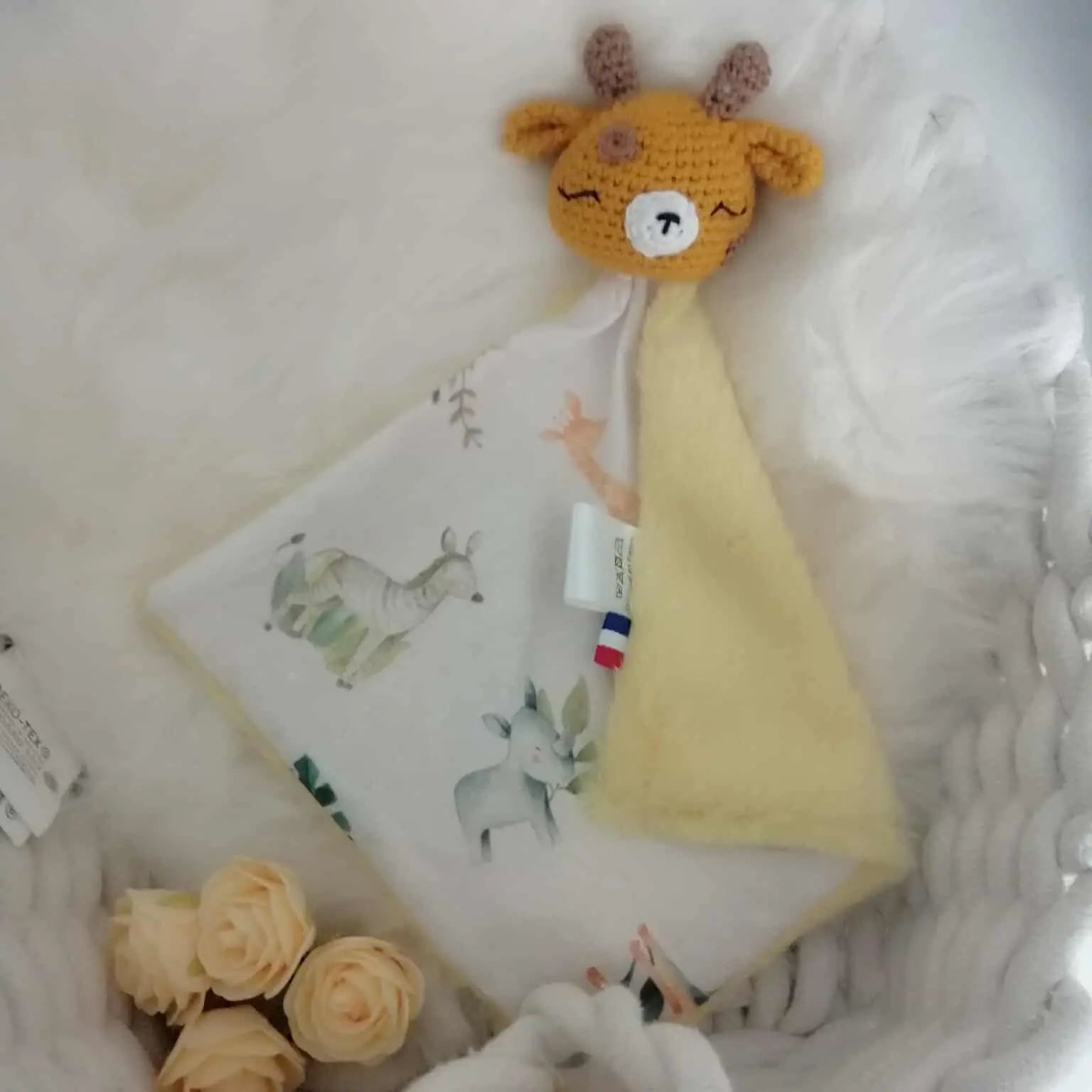 Doudou girafe au crochet personnalisé avec prénom brodé