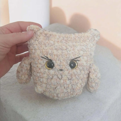 Hibou en crochet fait main avec de grands yeux expressifs