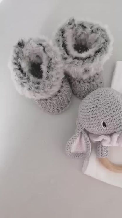 Cadeau de naissance original éléphant – Body, attache tétine prénom & chaussons crochet