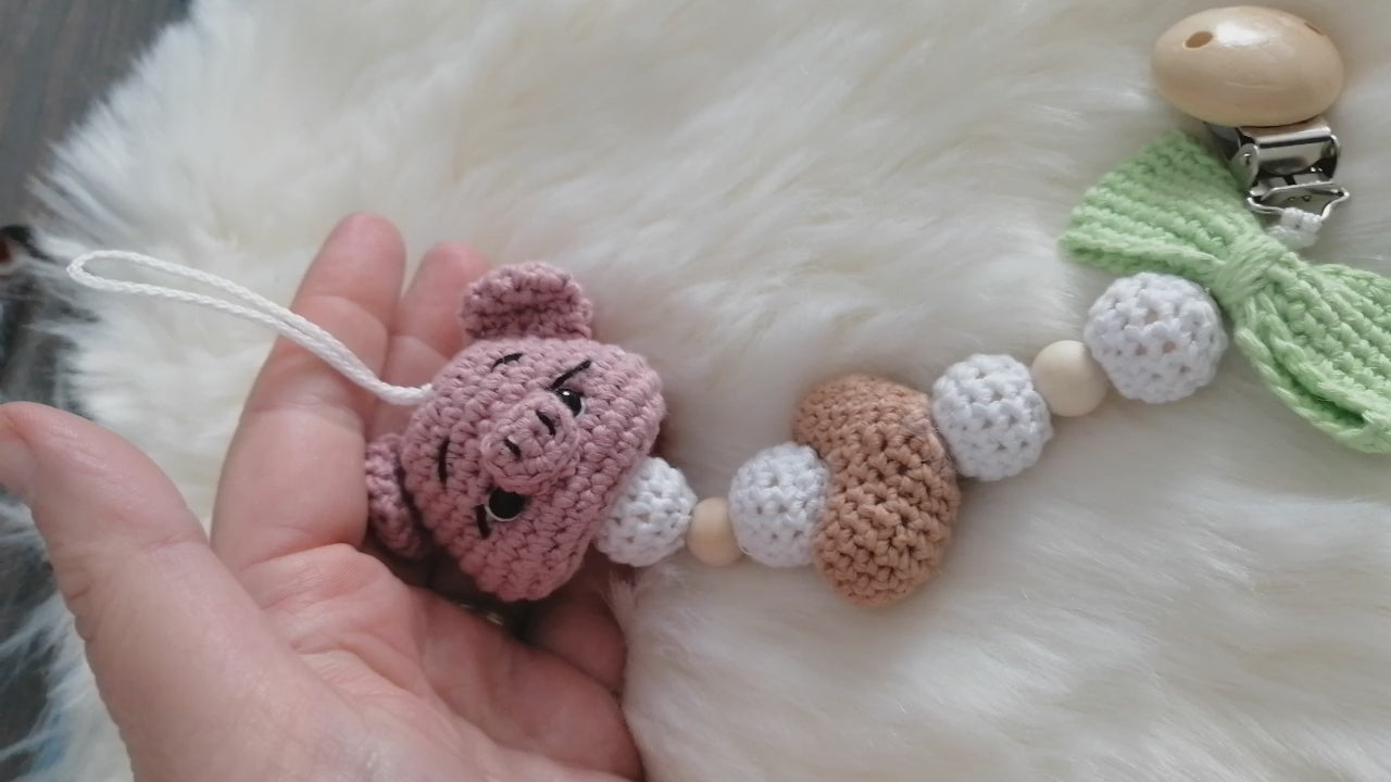 Attache tétine en crochet en forme de cochon rose