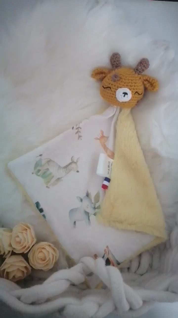 Vidéo de présentation du doudou crochet girafe personnalisé fait main