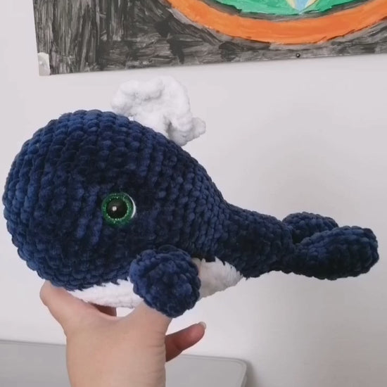 Baleine au crochet, Peluche, Jouet artisanal, Fabriqué à la main, Fil hypoallergénique, Compagnon câlin, Conception complexe, Jouet résistant, Expression douce, Décoration de chambre d'enfant, Accessoire de salle de jeux, Cadeau de fête de naissance, Sans danger pour les nourrissons, Intemporel, l'artisanat, Sécurité moderne, normes