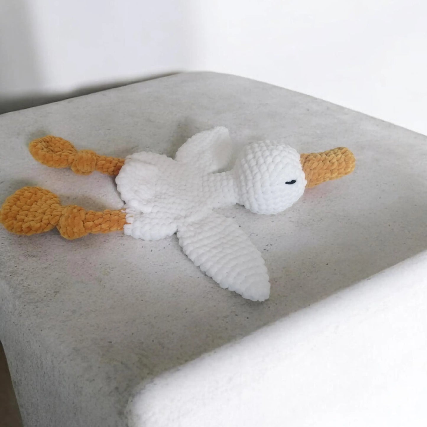 Peluche oie Crochetée à la Main – Douceur Infinie en Fil Chenille pour Bébé