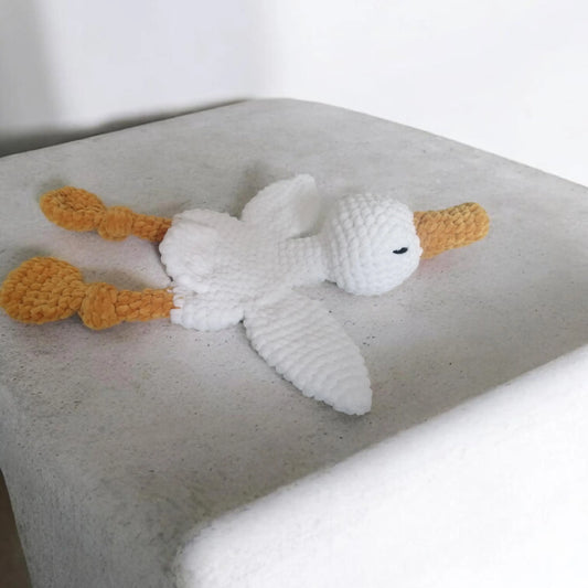 Peluche oie Crochetée à la Main – Douceur Infinie en Fil Chenille pour Bébé